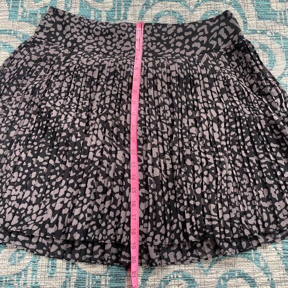 LOFT Leopard Print Pleated Mini Skirt in Black & Gray - Size 10 - Picture 5 of 7